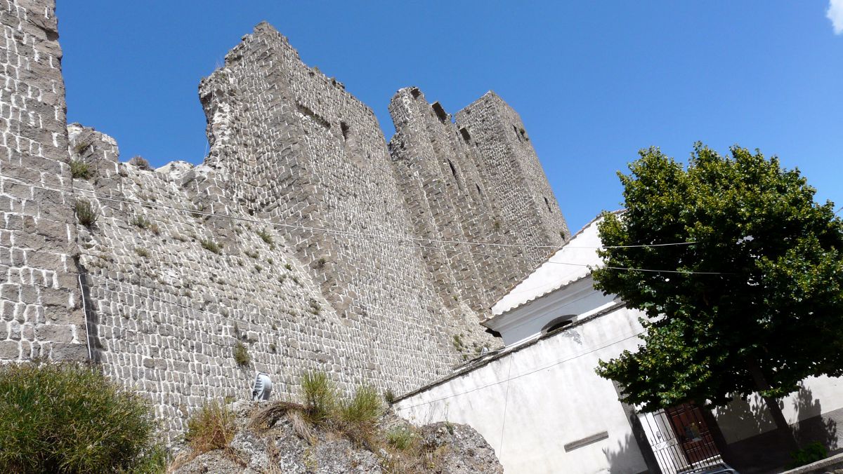 Mauern von Rocca dei Papi - Reste der Burg von Montefiascone
